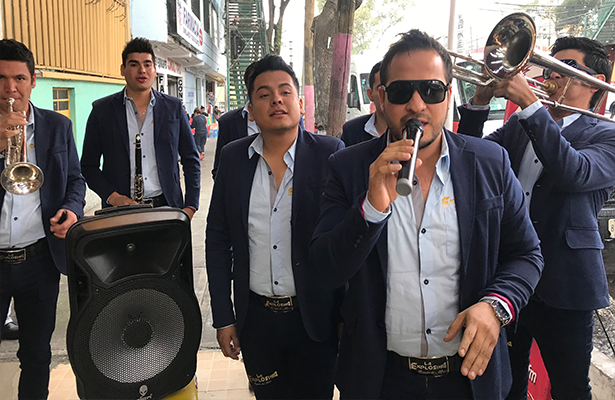 Con La Explosiva Banda de Maza