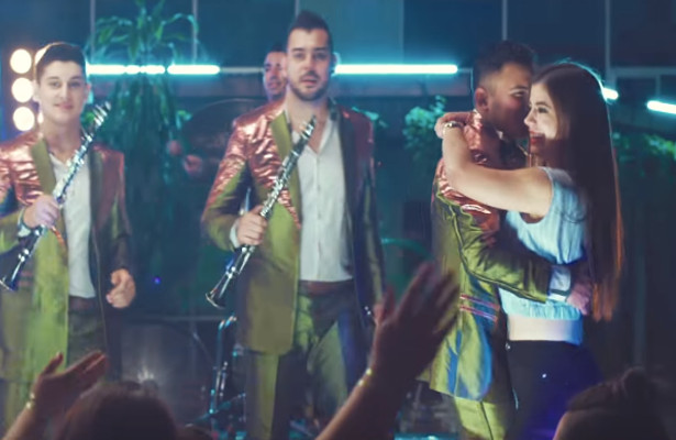 La Arrolladora Banda El Limón De René Camacho – Entre Beso Y Beso