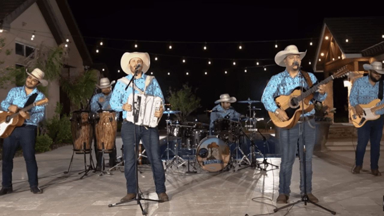 No Se Va – Grupo Frontera