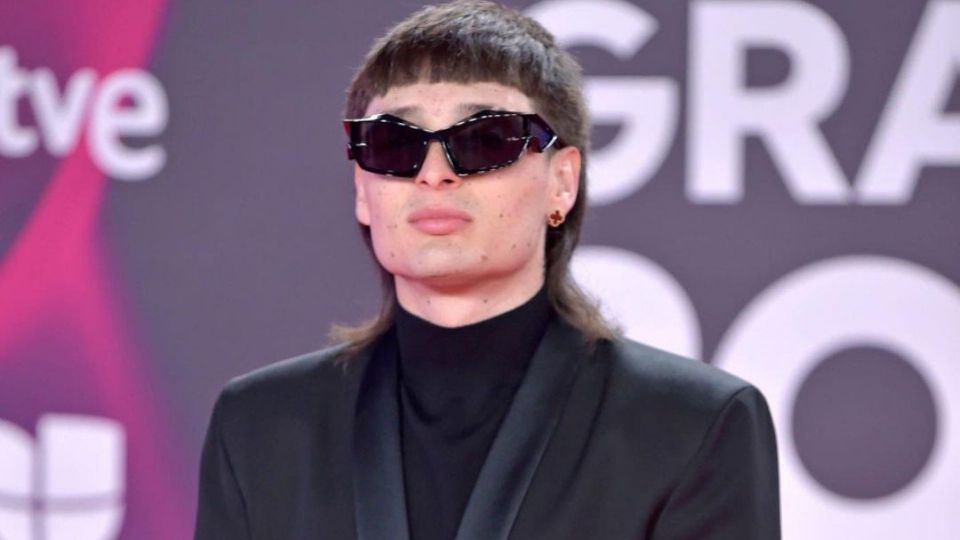 Así suenan los éxitos de Peso Pluma en francés