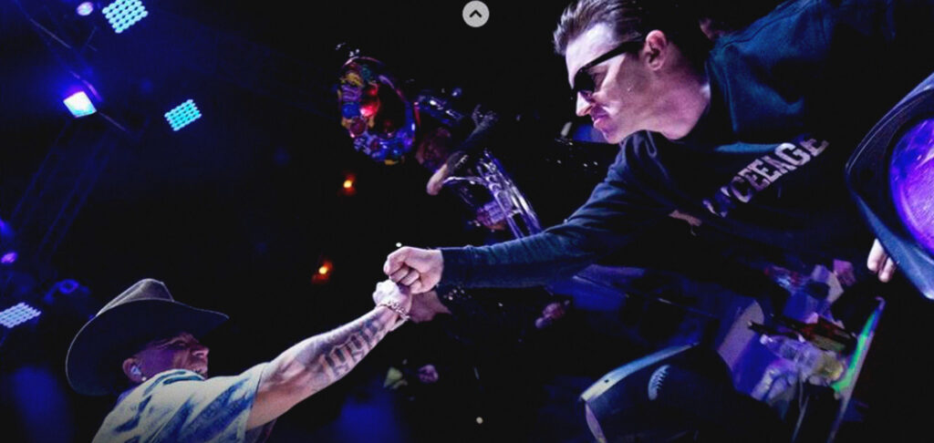 Grupo Firme y Drake Bell:  juntos en un escenario