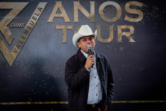 Remmy Valenzuela defiende a Carin León