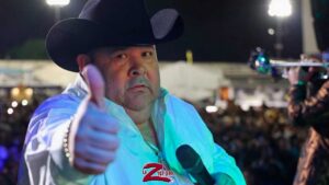 ¡El Coyote despide a su banda en vivo!