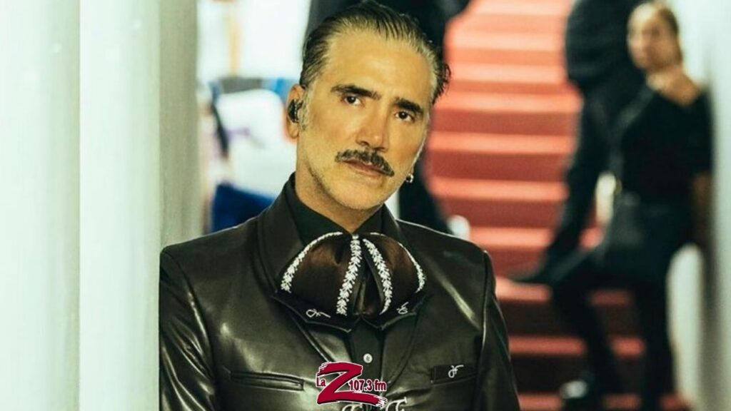 Alejandro Fernández luce traje charro y lo comparan con su papá