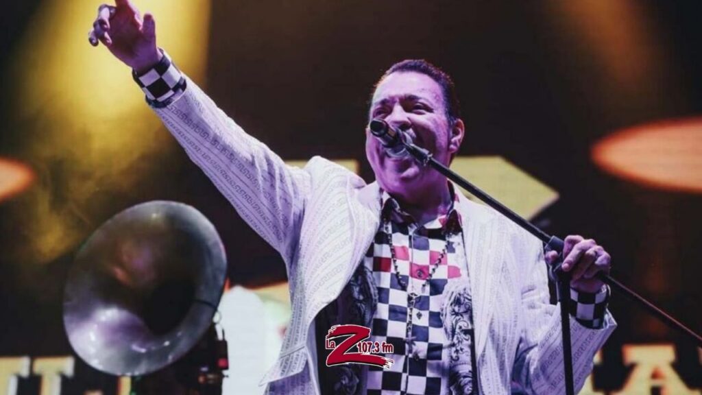 Julio Preciado llora mientras está cantando en el escenario