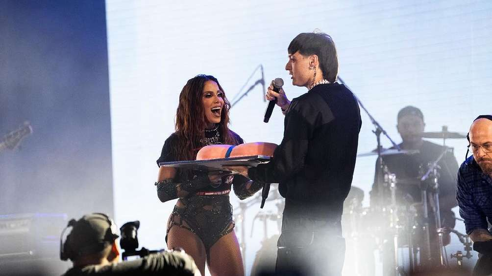 ¡Peso Pluma y Anitta se besan!