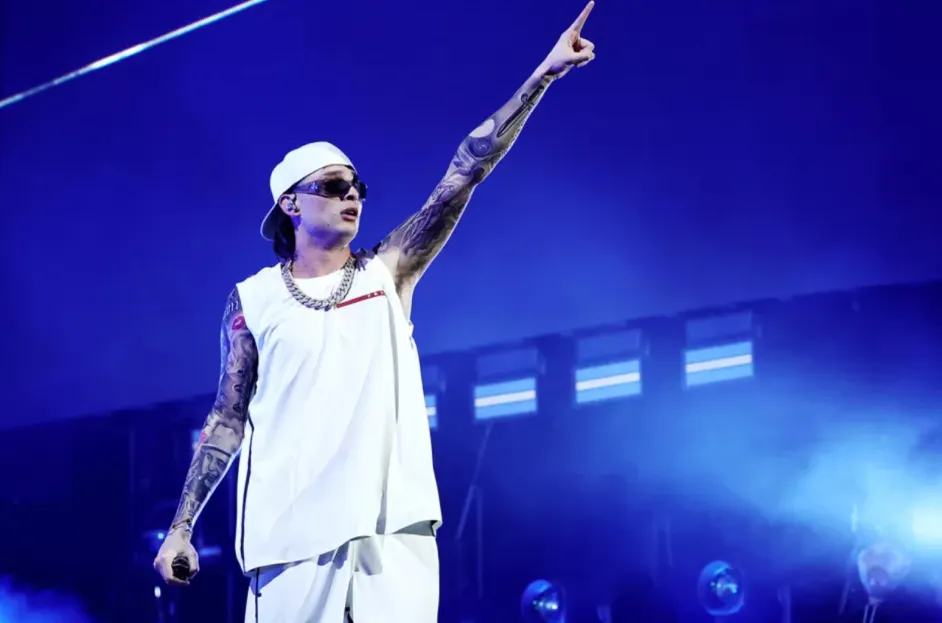 Peso Pluma es visto con su nueva conquista