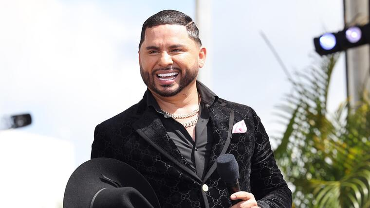 Larry Hernández ofende a miembro de su staff en un concierto