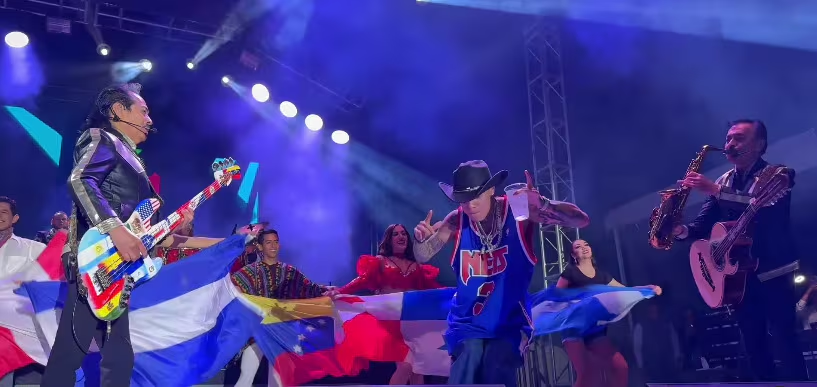 ¡Santa Fe Klan cumple su sueño de cantar con los Tigres del Norte!