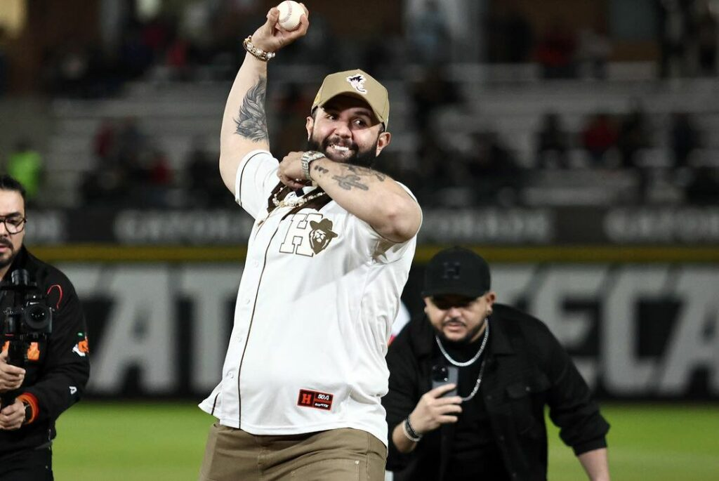 Carín León tendrá su propio equipo de béisbol “Boca Chueca”