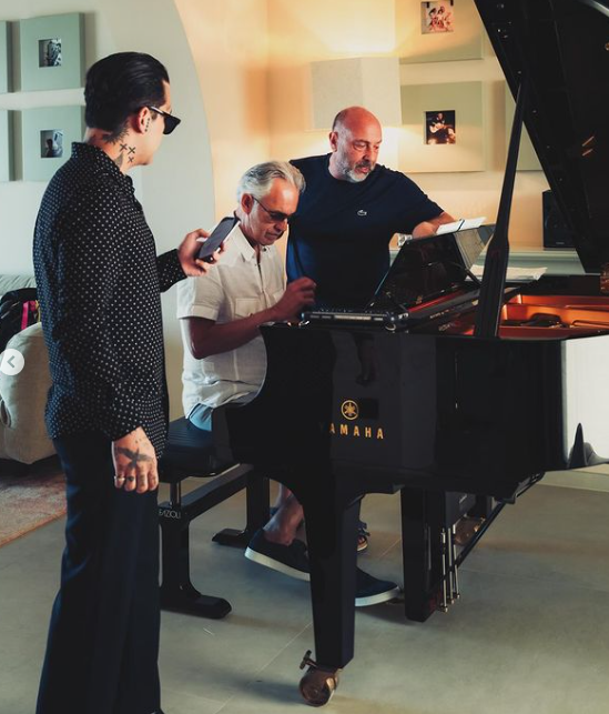 Christian Nodal canta con el tenor Andrea Bocelli