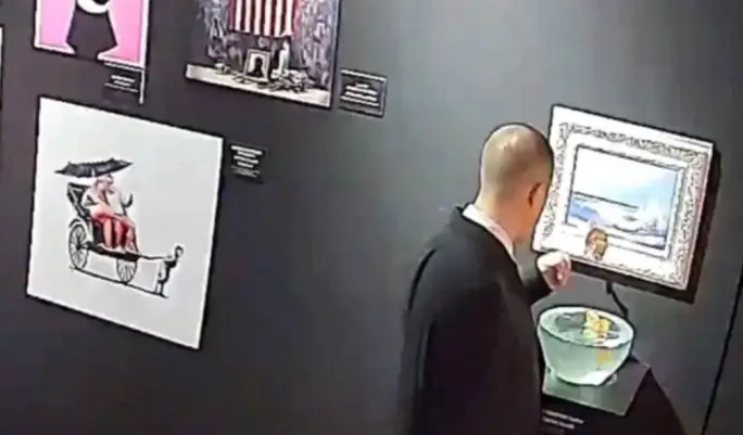Un guardia de seguridad intentó comerse una exposición de arte mientras trabajaba