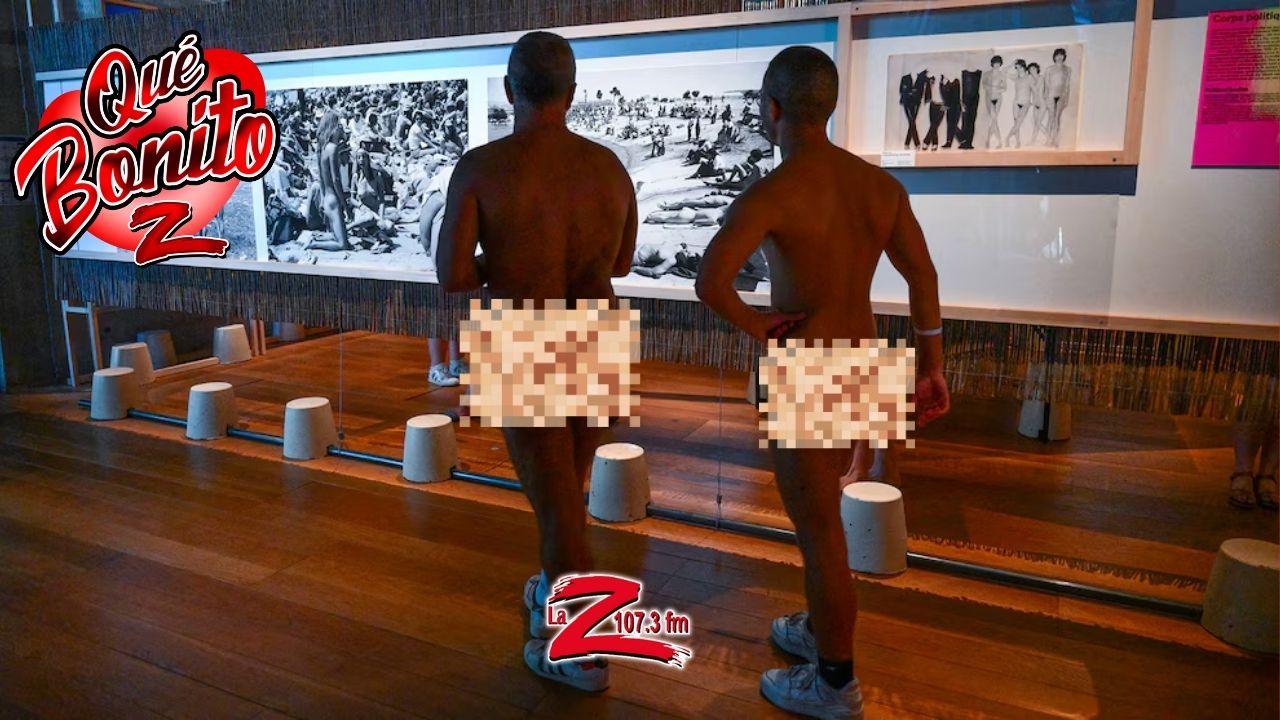 Un museo tiene una exposición nudista y los visitantes también van así