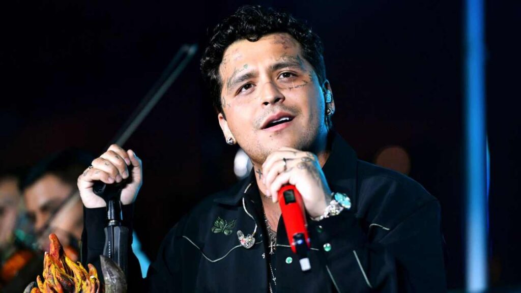 Christian Nodal cumple el sueño de un fan en pleno concierto