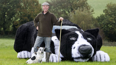 Un Gran Homenaje Canino: Un Pastor Transforma Su Auto en un Perro Ovejero