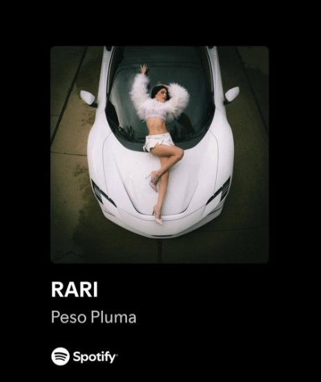 Peso Pluma confirma romance con Kenia Os al protagonizar juntos portada de "RARI"