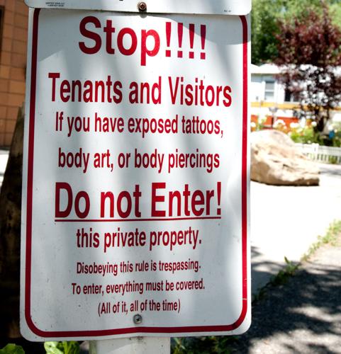 Parque desata polémica al prohibir entrada a personas con tatuajes y piercings