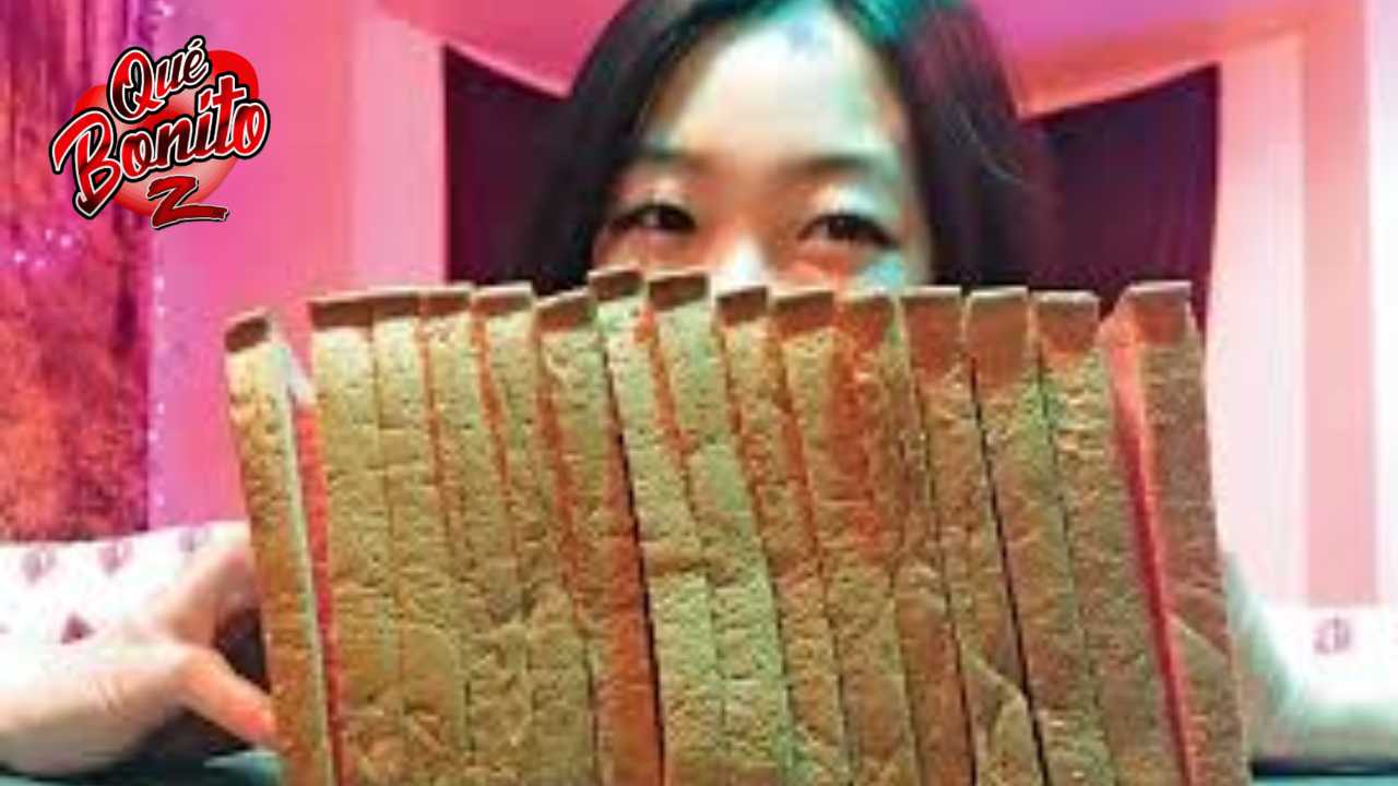 La misteriosa bloguera que conquista internet aplastando su cara contra panes