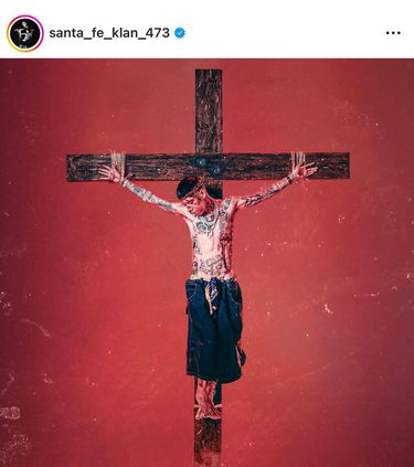 Santa Fe Klan causa polémica al compartir fotos crucificado días antes de Semana Santa