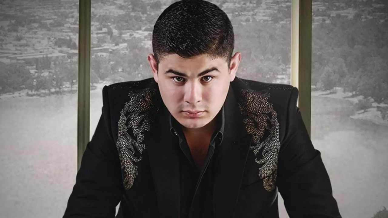 Alfredo Olivas sorprende como invitado estelar en concierto de La Firma