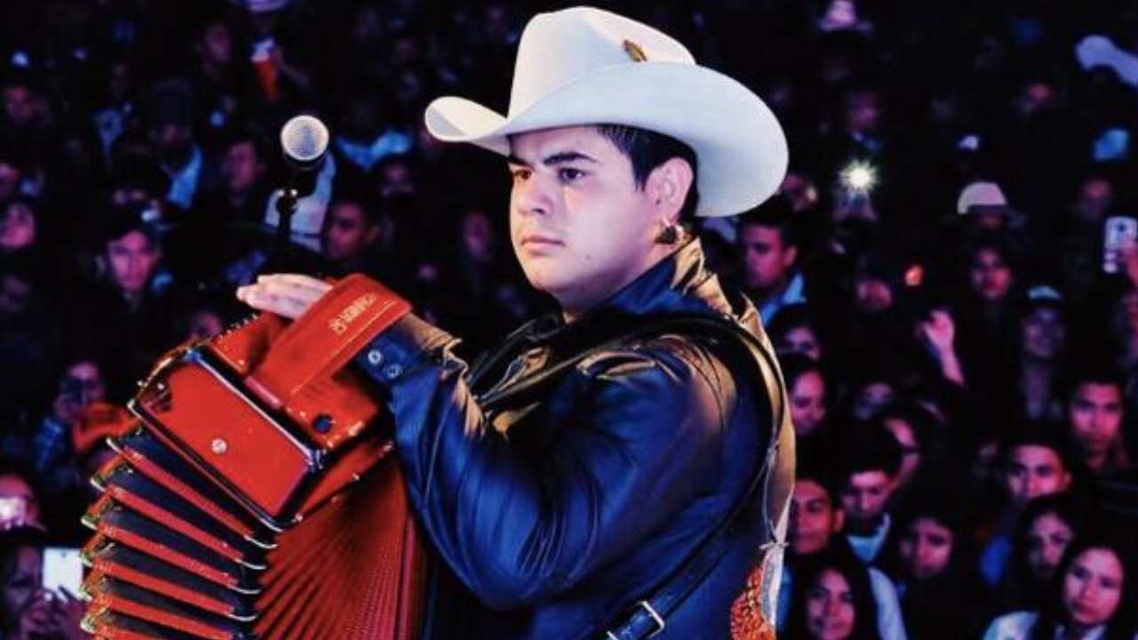 Alfredo Olivas burla censura de corridos con ingeniosa estrategia