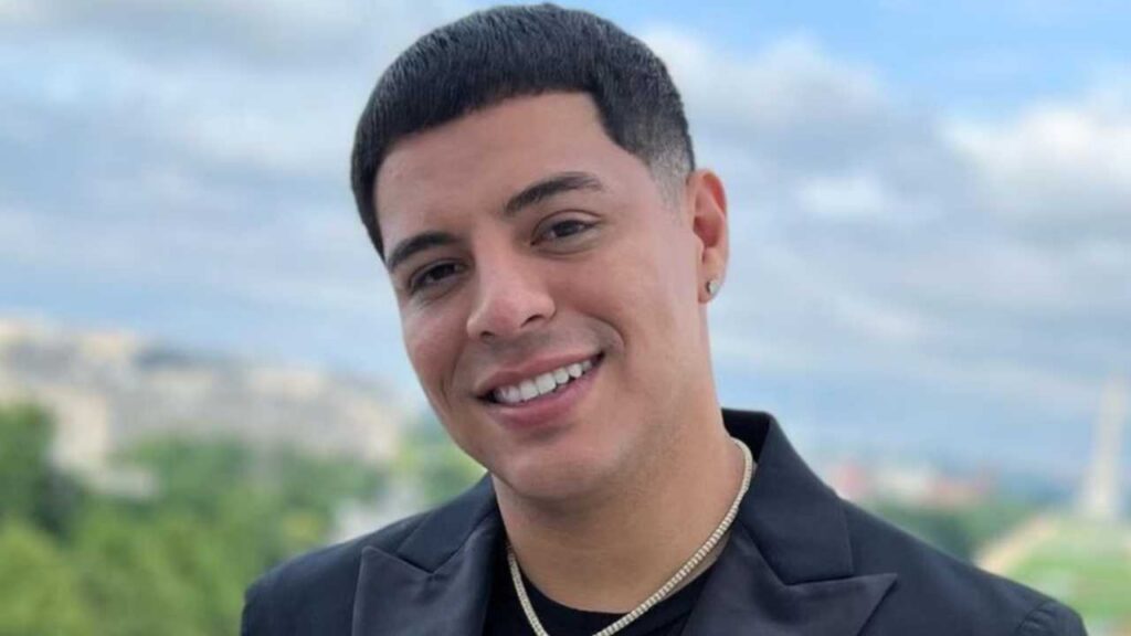 Eduin Caz estalla contra fans por pedir narcocorrido prohibido