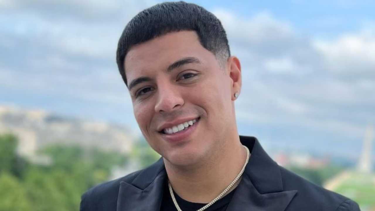 Eduin Caz estalla contra fans por pedir narcocorrido prohibido