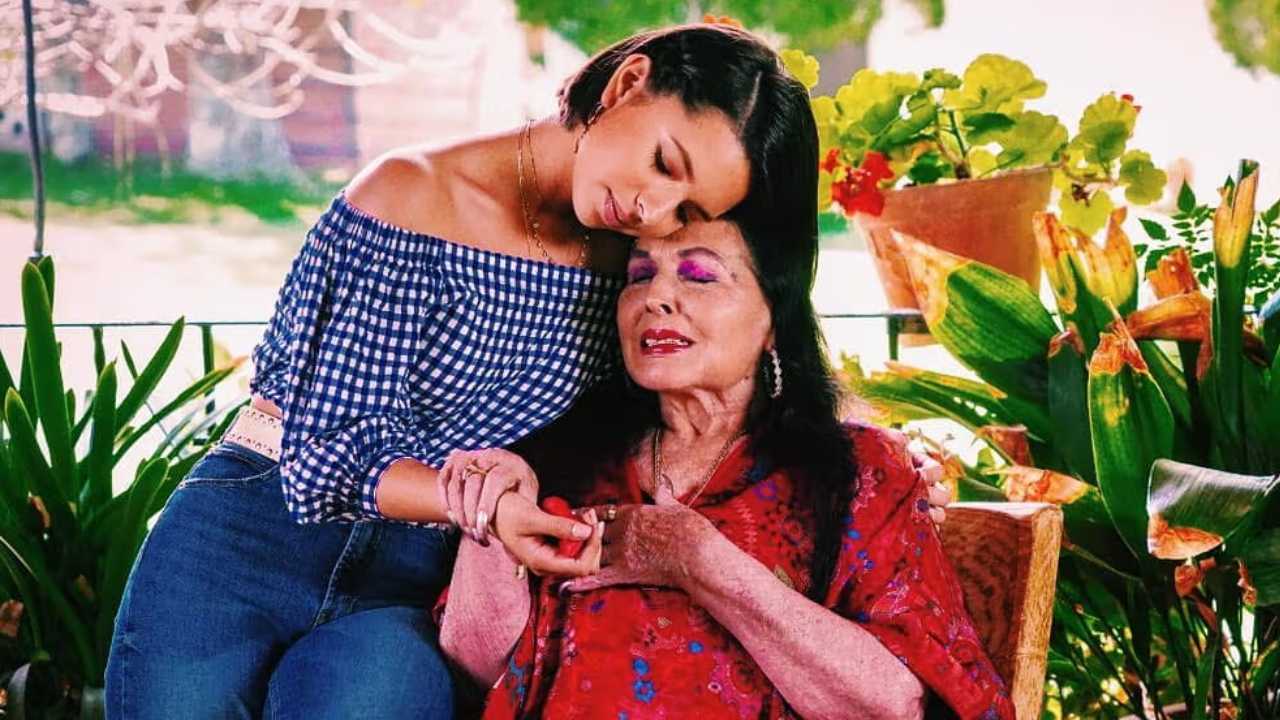 Ángela Aguilar rinde tributo a Flor Silvestre con ‘A Dos De Borrarte’