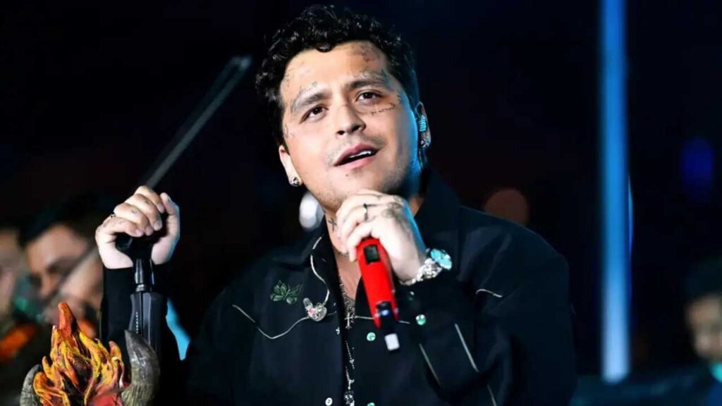 Christian Nodal es visto en consulado en EE.UU., ¿tiene problemas con su visa?