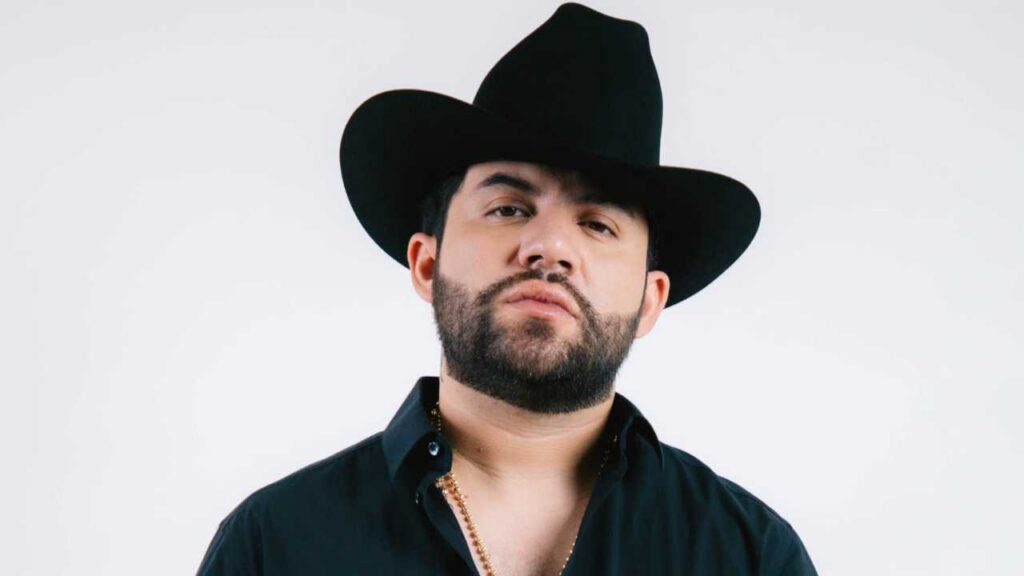 Luis R Conriquez causa polémica con pistola en foto familiar