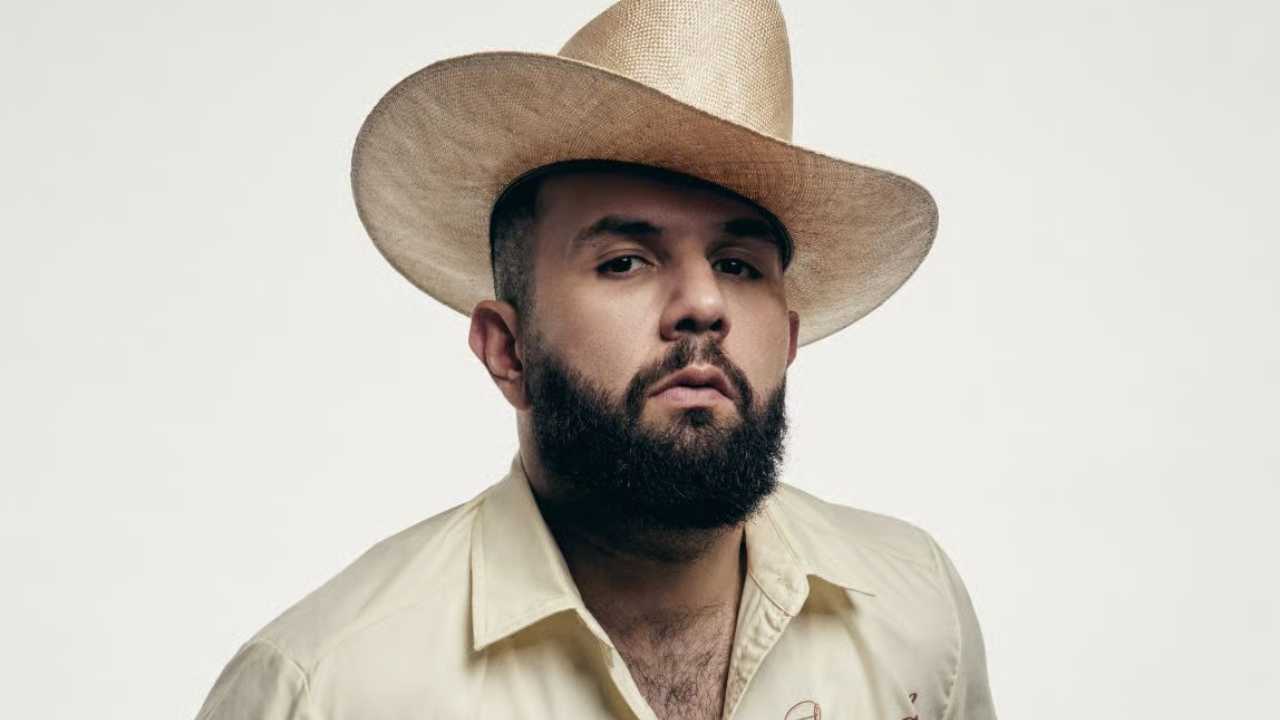 Carín León recibe tortillas sonorenses en Londres