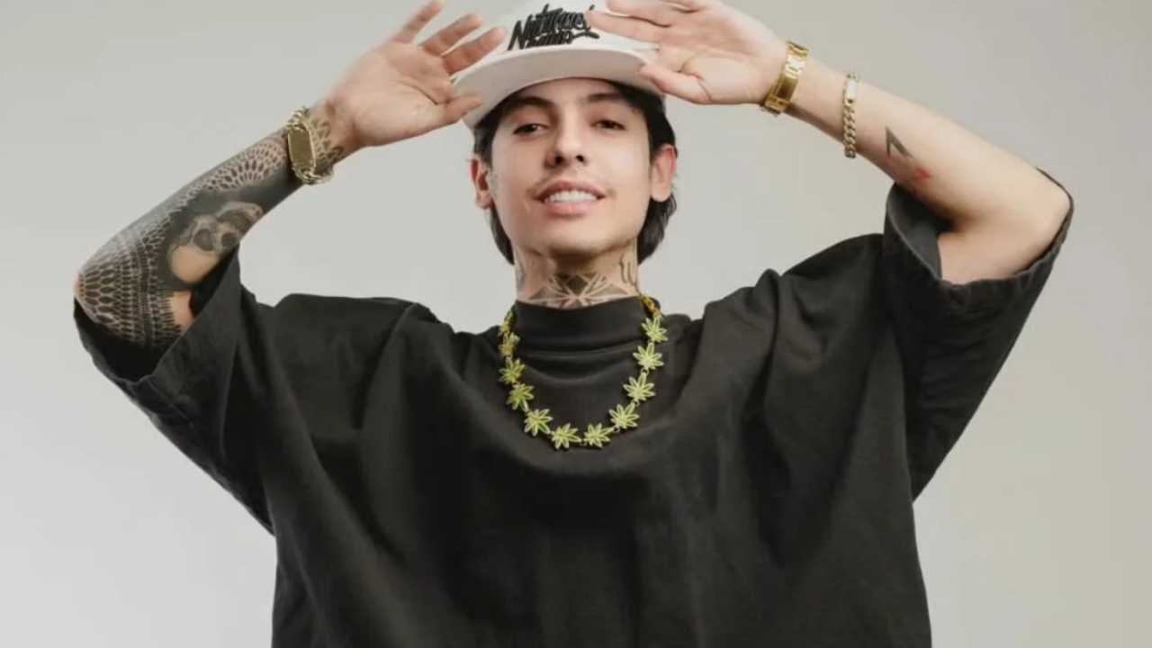 Natanael Cano gana 80 millones en una hora vendiendo gorras