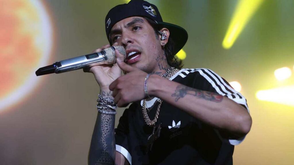 Natanael Cano agrede a su DJ en pleno escenario en vivo