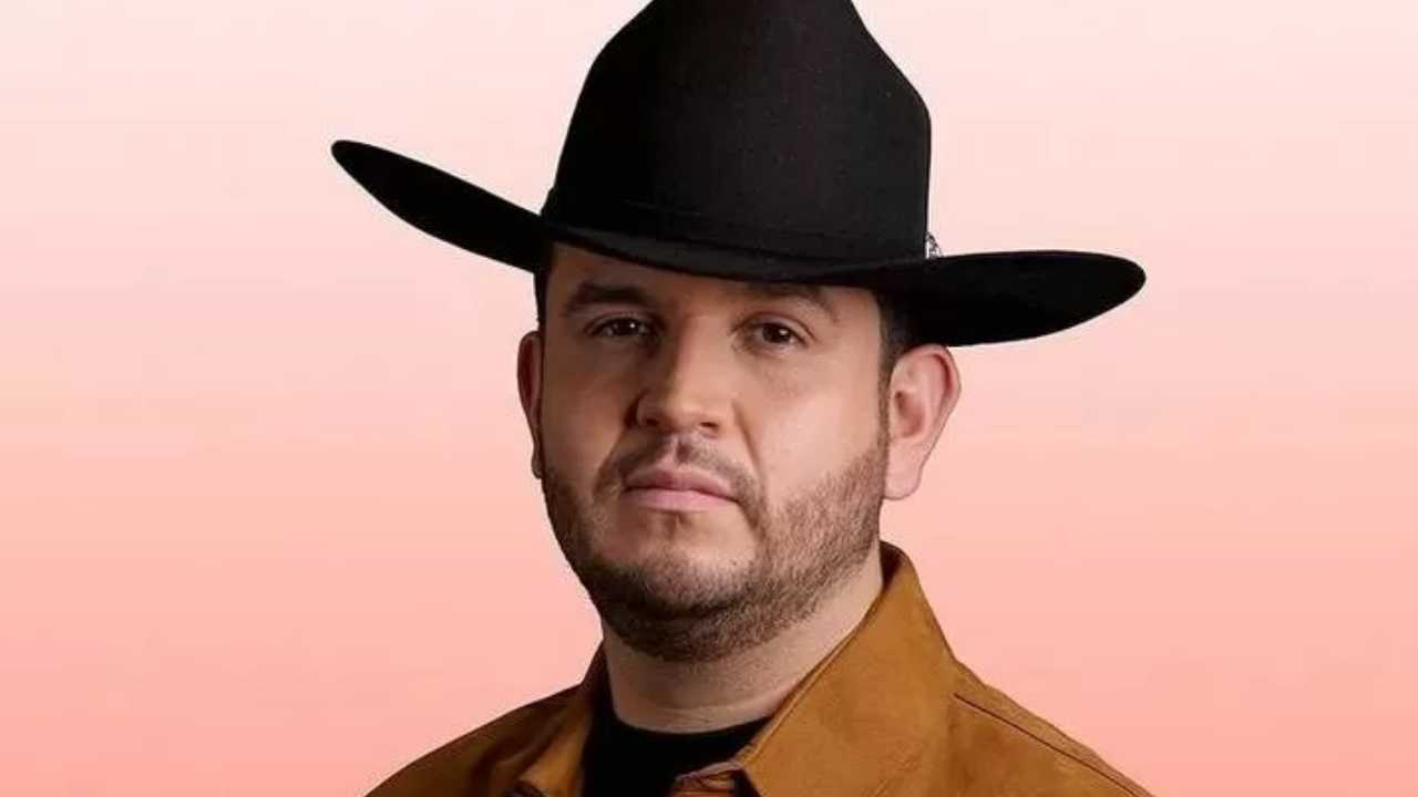 Edén Muñoz pospone gira en EU por problemas con su visa