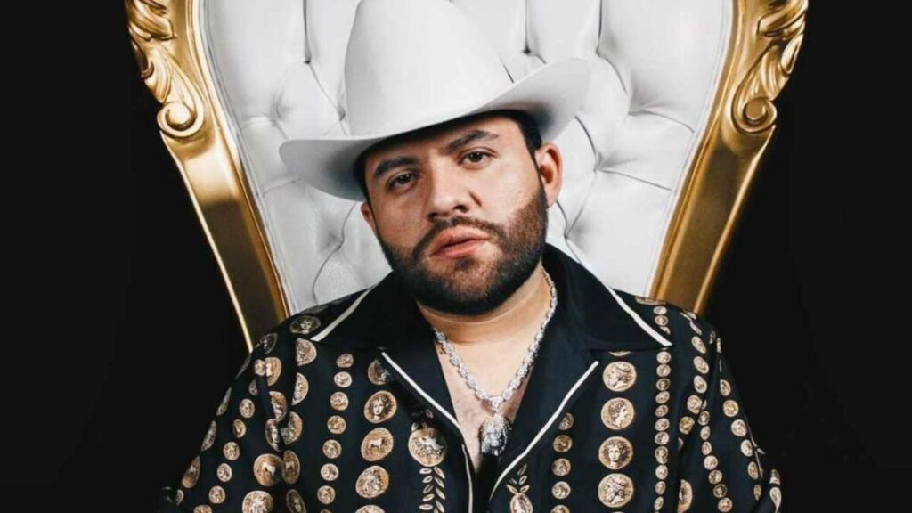 Luis R Conriquez en medio de la pelea entre su exesposa y su pareja actual