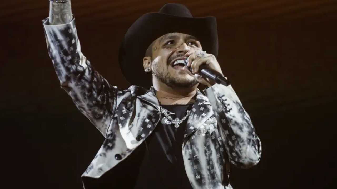 Fan de Christian Nodal documenta cómo el cantante le lanzó besos en uno de sus conciertos