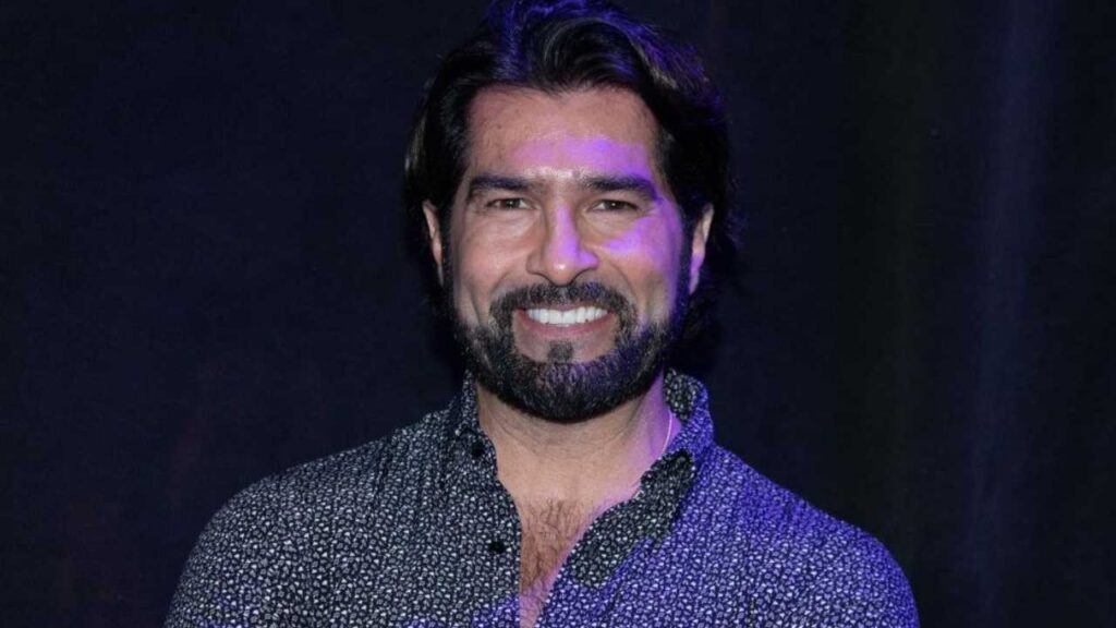 Arturo Carmona escapa de milagro al caerle árbol a su auto