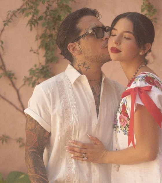 Ángela Aguilar sorprende con fotos íntimas junto a Christian Nodal