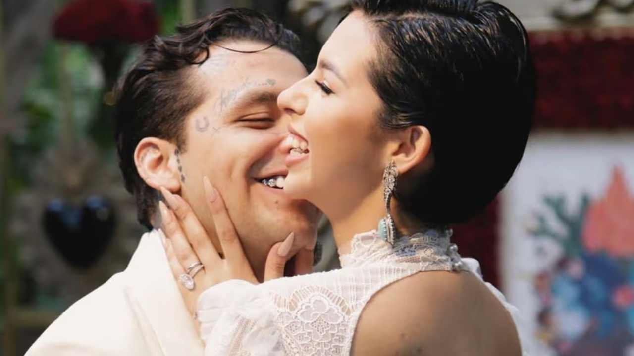 Ángela Aguilar sorprende con fotos íntimas junto a Christian Nodal