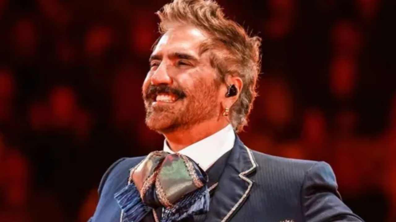 Alejandro Fernández despide su gira con homenaje a Vicente Fernández en CDMX