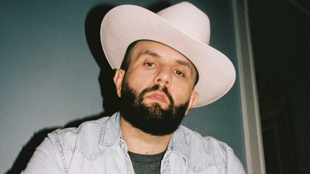 Carín León conquista Vogue México Hombre y demuestra que el regional también dicta moda