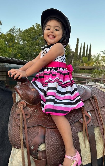 Emiliano Aguilar comparte fotos de su hija y fans aseguran que es idéntica a Ángela Aguilar