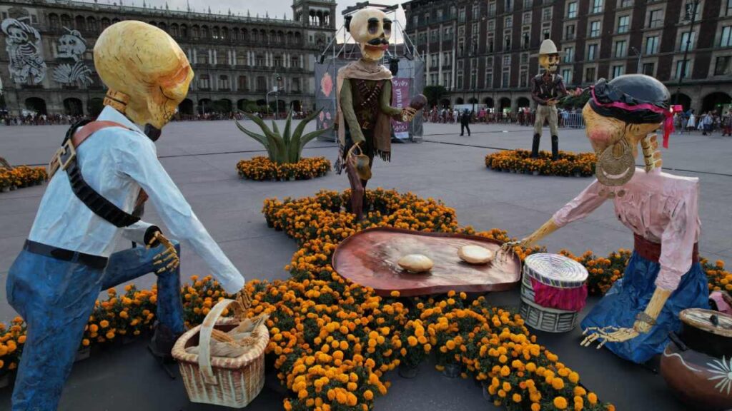 Ofrenda Monumental de Día de Muertos en el Zócalo: un viaje místico de Aztlán a Tenochtitlan