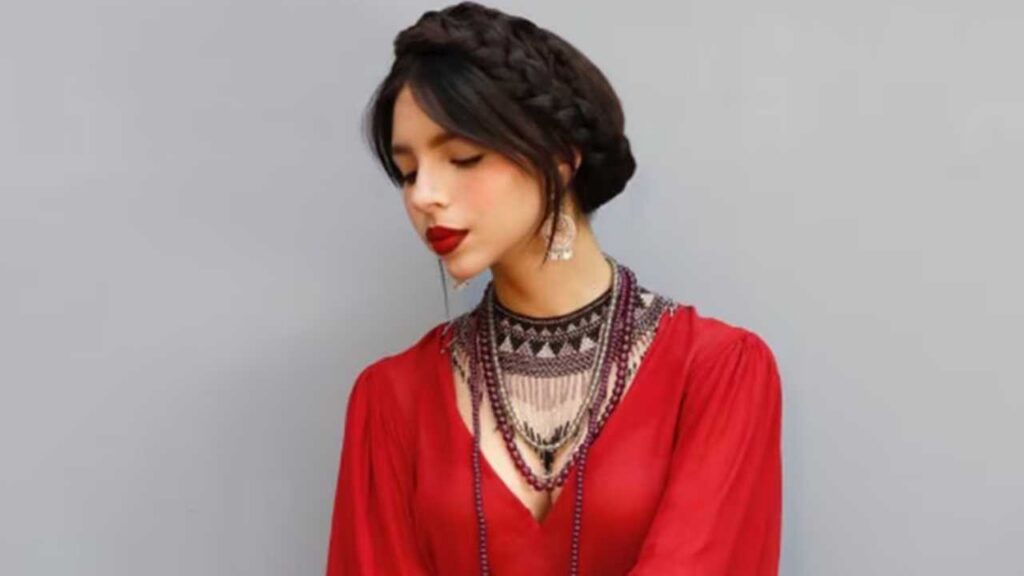 Ángela Aguilar no aguanta más: Llora desconsolada y revela que escribir “la ha salvado” del infierno