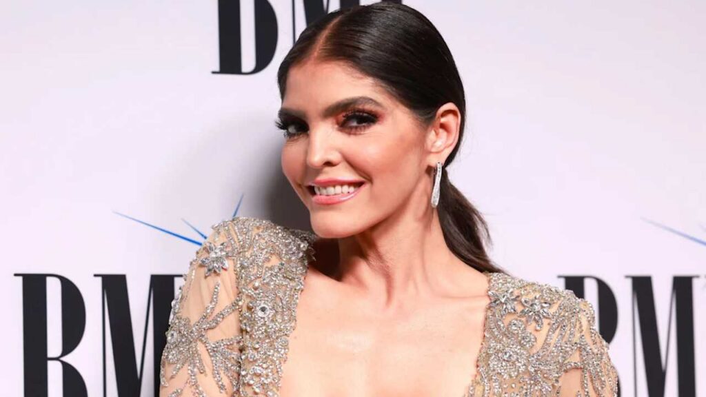 Ana Bárbara explota y avienta micrófono en pleno show