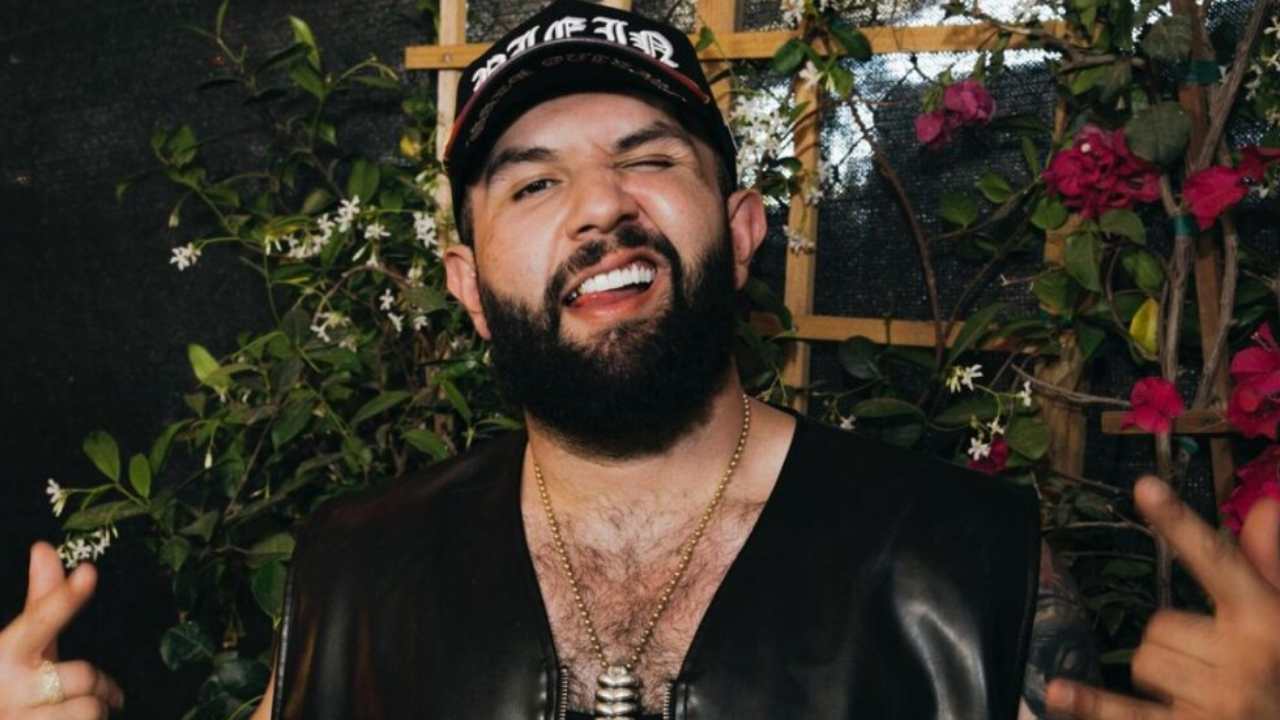 Carín León rompe el silencio y dedica emotivas palabras a las víctimas del incendio en Sonora