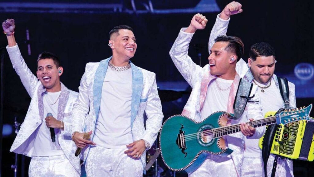 Grupo Firme desafía la ley y canta narcocorrido en Baja California