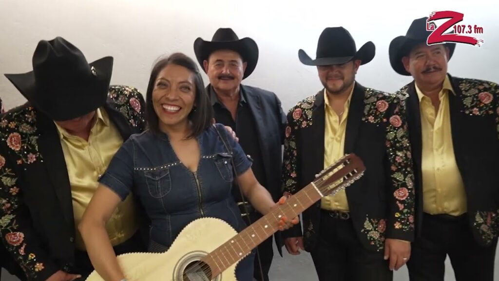 ¡Los Huracanes del Norte entregan el bajo sexto autografiado a nuestra ganadora!🎸🤠